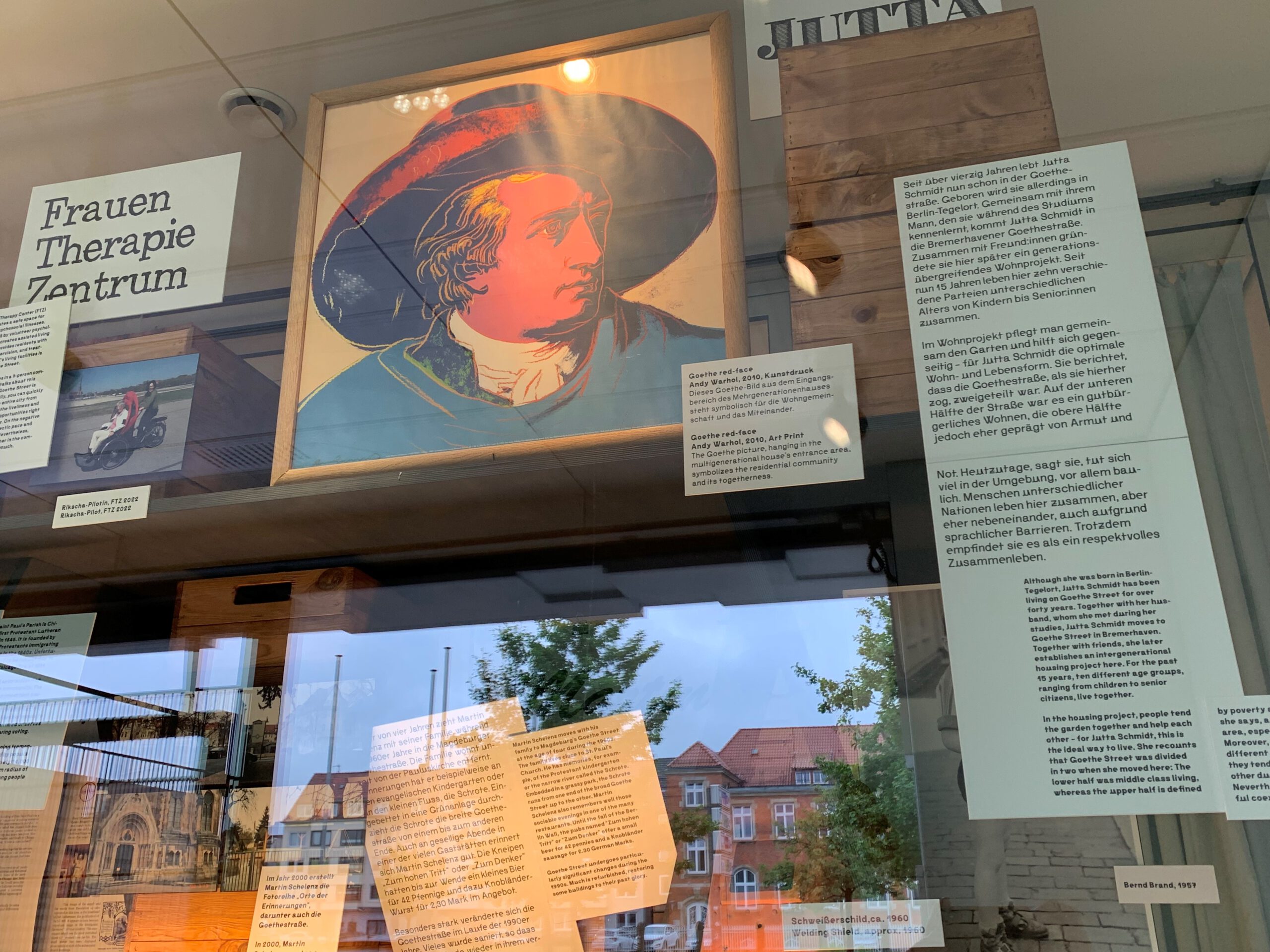 Verschiedene Infotexte der Ausstellung, sowie begleitende hinter einem Schaufenster. Ein Print von Goethe steht im Fokus