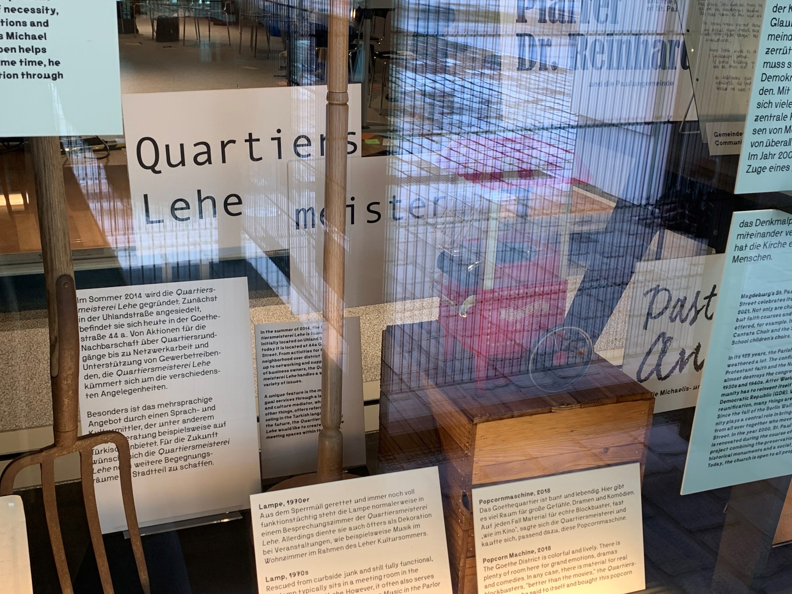 Verschiedene Infotexte der Ausstellung, sowie begleitende hinter einem Schaufenster