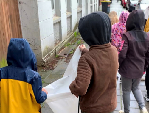 Kinder von „Die Arche Kinderstiftung“ und „Rückenwind für Leher Kinder e.V.“ sammeln Müll in Bremerhaven Lehe im Goetheviertel