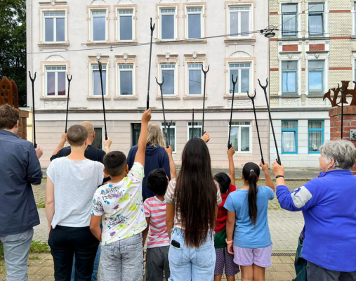 Teilnehmende der Müllsammelaktion auf dem Leher Pausenhof im Goetheviertel