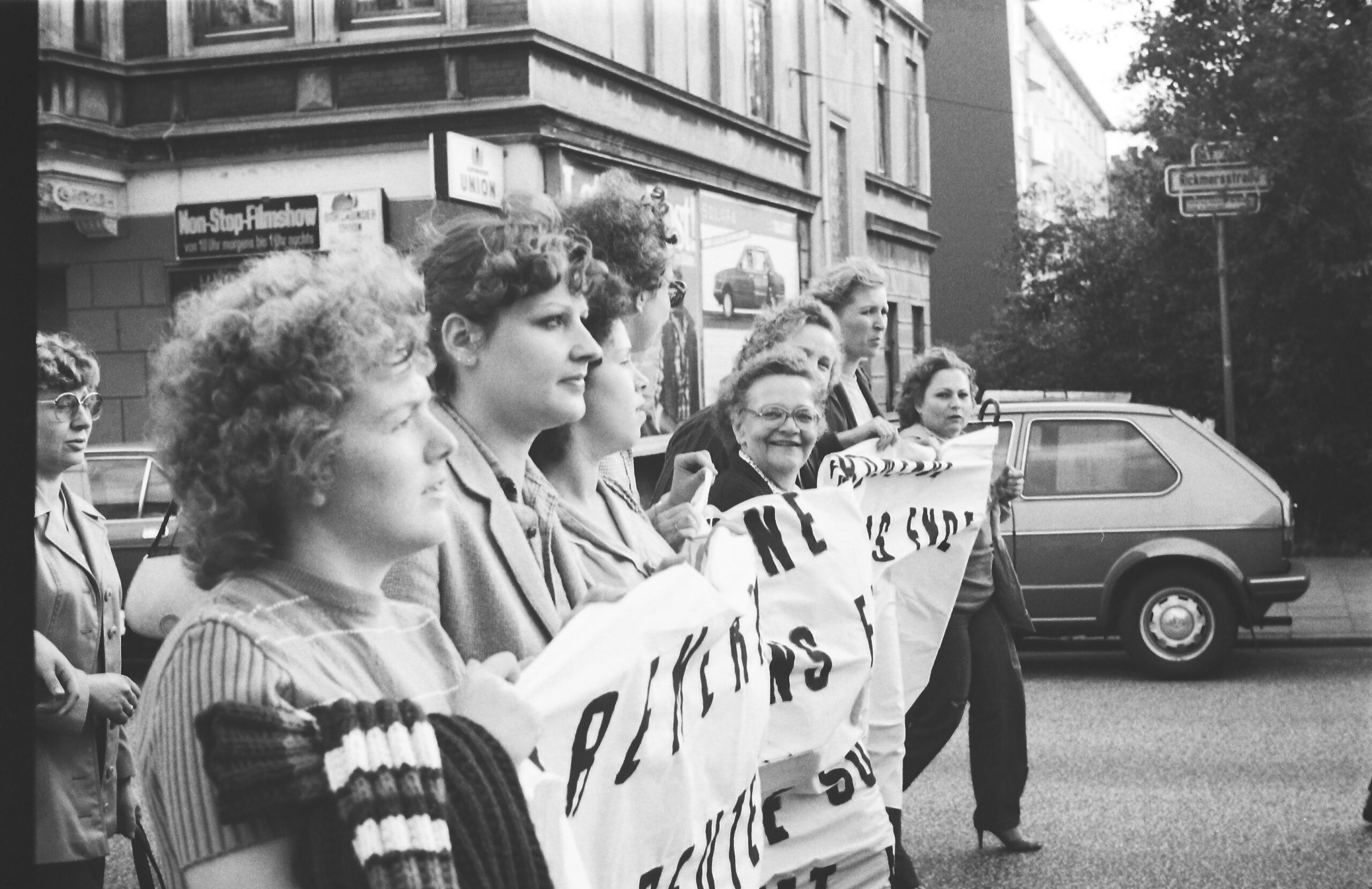 Frauen halten ein Banner hoch