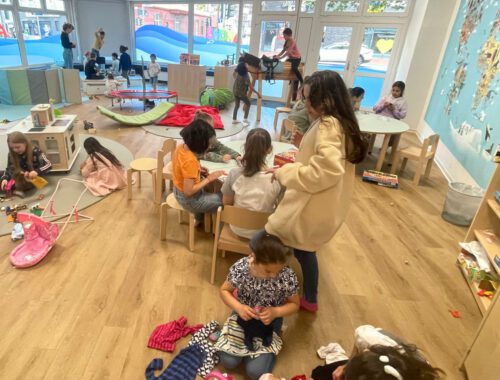 Kinder und Erwachsene innerhalb der 